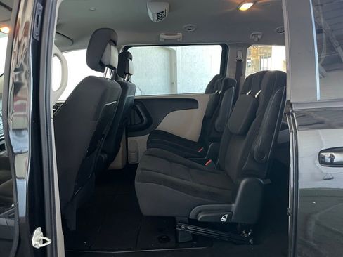 Used 2018 Dodge Grand Caravan SE w/ UConnect Hands-Free Group image 17
