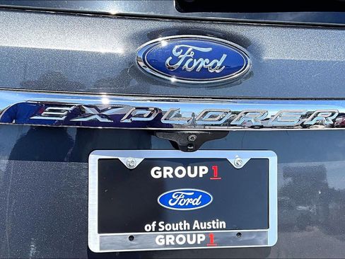 Used 2018 Ford Explorer XLT w/ Equipment Group 202A FWD image 11