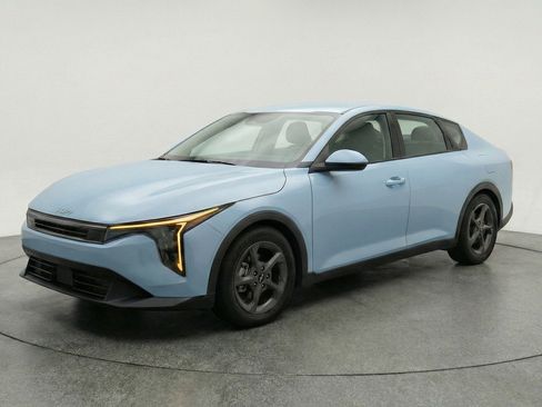 Used 2025 Kia K4 LXS image 3
