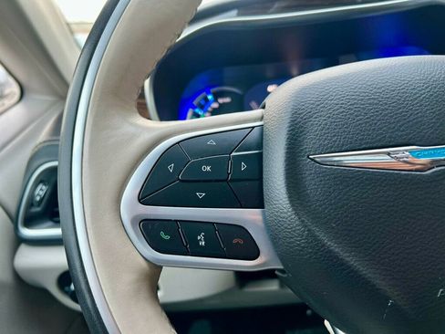 Used 2021 Chrysler Pacifica Limited w/ Uconnect Theater Family Group image 18