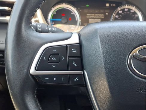 Used 2024 Toyota Highlander XLE AWD/4WD image 23