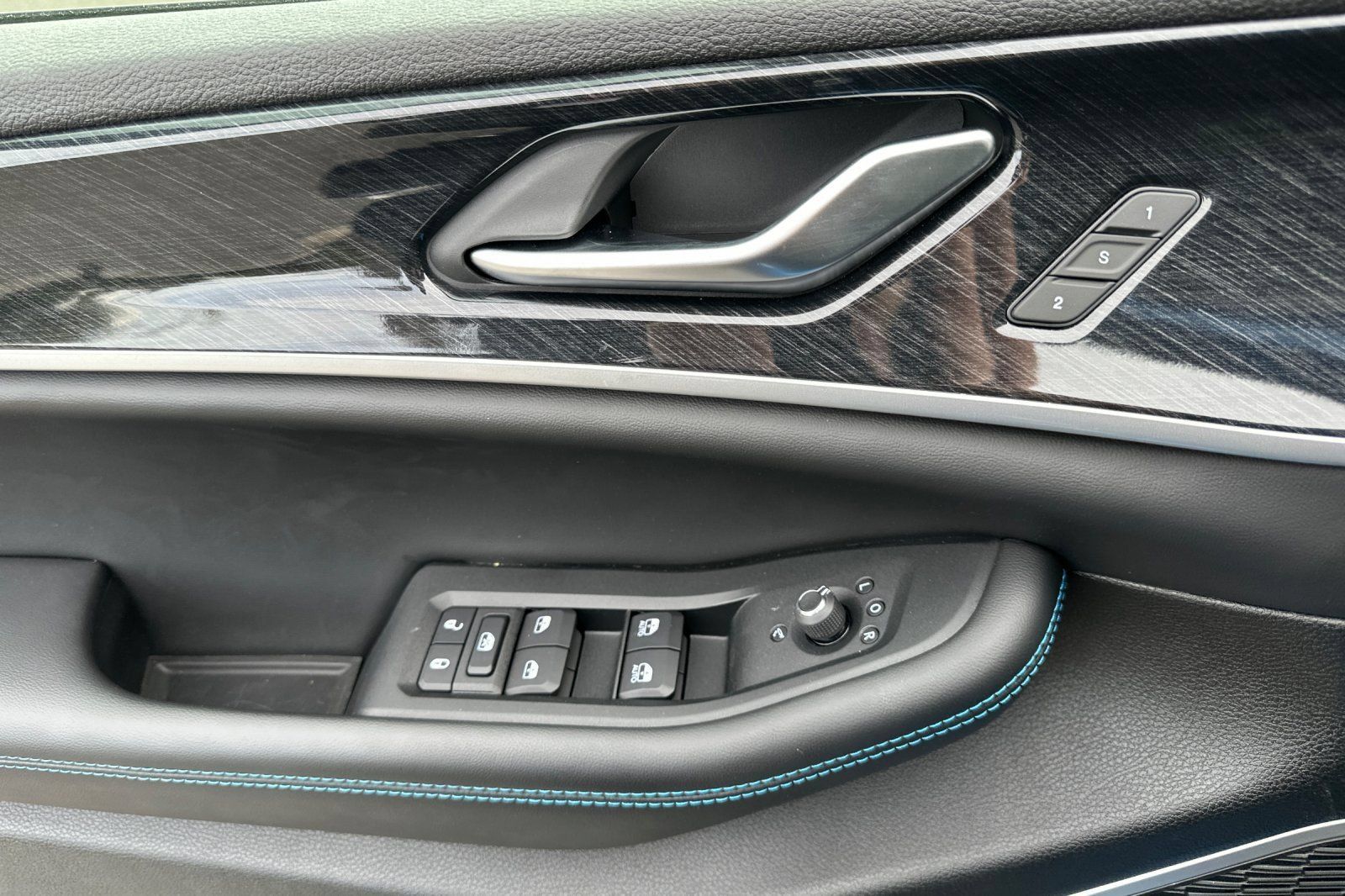 New 2023 Jeep Grand Cherokee Trailhawk w/ Advanced Protech Group II AWD/4WD image 10
