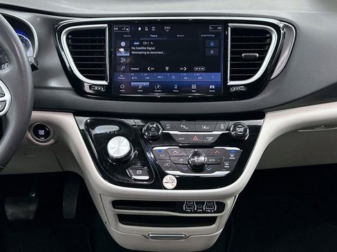 Used 2024 Chrysler Pacifica Touring-L FWD image 12