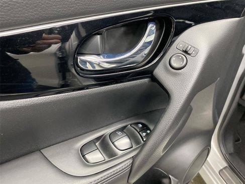 Used 2017 Nissan Rogue Sport SL w/ SL Premium Package image 19