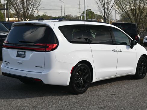 Used 2024 Chrysler Pacifica Limited w/ S Appearance Package FWD image 18