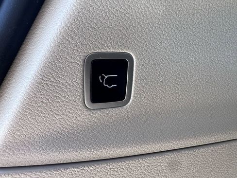 Used 2024 Chrysler Pacifica Limited FWD image 39