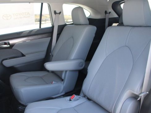 New 2026 Toyota Highlander Platinum AWD/4WD image 12