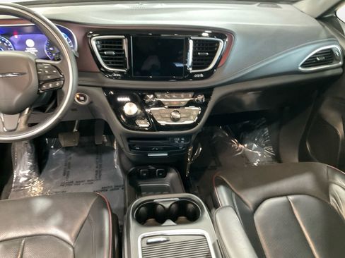 Used 2020 Chrysler Pacifica Limited image 11