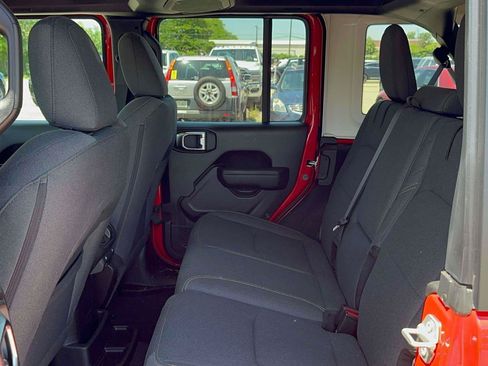 Used 2024 Jeep Wrangler Unlimited w/ Convenience Group AWD/4WD image 10