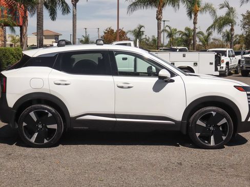 Used 2025 Nissan Kicks SR w/ SR Premium Package FWD image 10