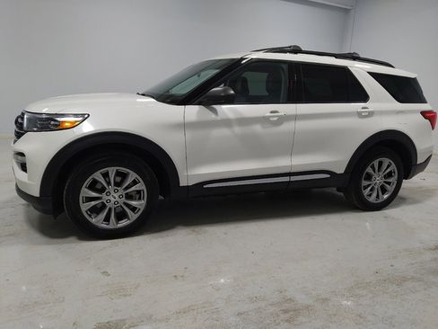 Used 2022 Ford Explorer XLT w/ Equipment Group 202A image 2