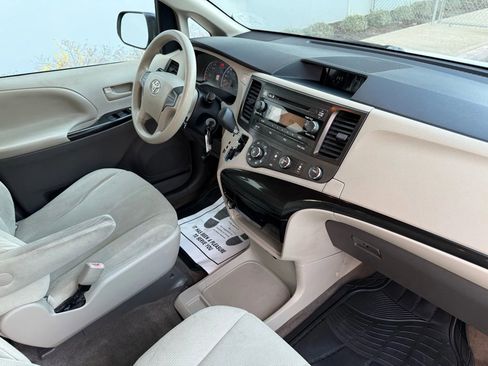 Used 2013 Toyota Sienna L image 13