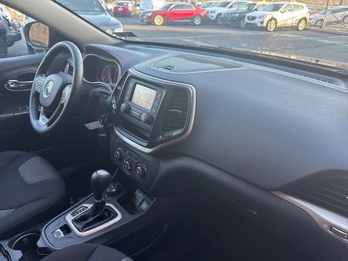 Used 2016 Jeep Cherokee Sport image 38