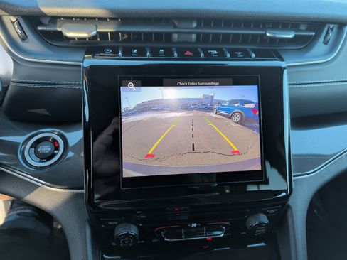 Used 2023 Jeep Grand Cherokee L Laredo image 27