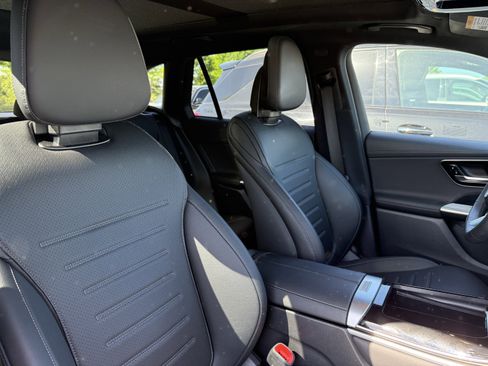 Used 2025 Mercedes-Benz GLC 300 4MATIC image 35