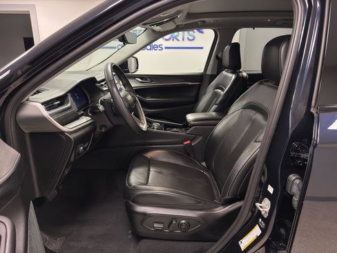 Used 2023 Jeep Grand Cherokee Limited w/ Luxury Tech Group II image 9