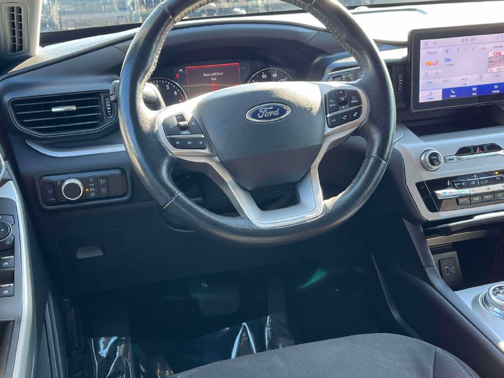 Used 2023 Ford Explorer XLT RWD image 2