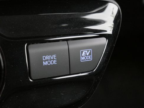 Certified 2020 Toyota Prius LE FWD image 31