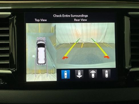 Used 2019 Chrysler Pacifica Touring Plus w/ Advanced Safetytec Group image 17