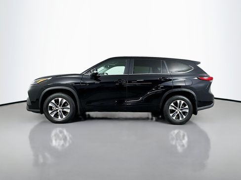 Used 2023 Toyota Highlander XLE w/ Protection Package #3 (TMS) AWD/4WD image 4