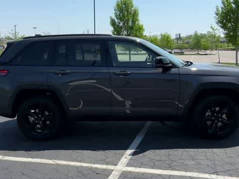 Used 2023 Jeep Grand Cherokee Altitude AWD/4WD image 9