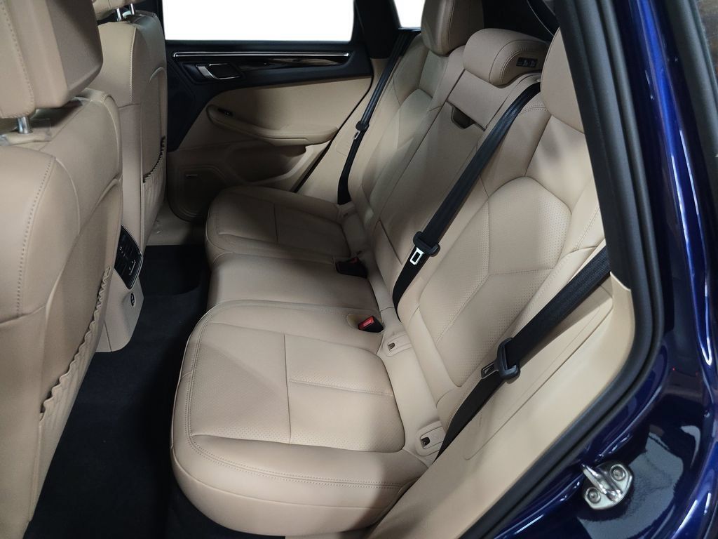 Certified 2025 Porsche Macan AWD/4WD image 24