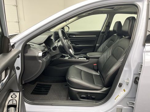 Used 2024 Nissan Altima 2.5 SR w/ SR Premium Package AWD/4WD image 3