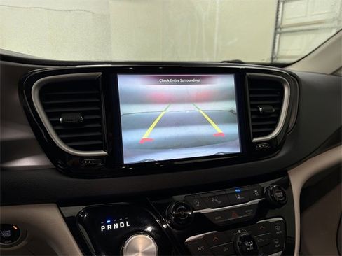 Used 2022 Chrysler Pacifica Touring-L image 29