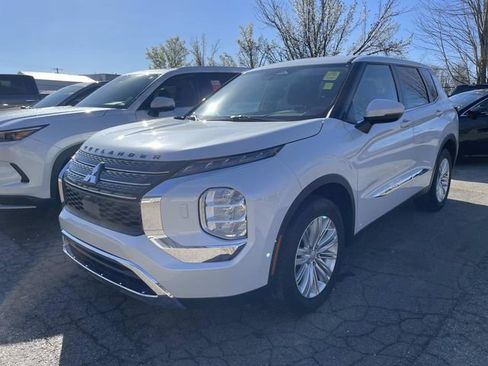 Used 2022 Mitsubishi Outlander ES image 1