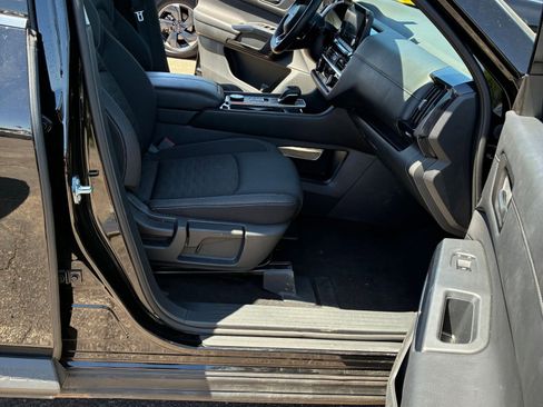 Used 2025 Nissan Pathfinder SV image 15