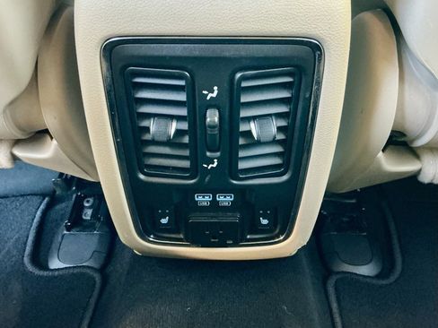 Used 2019 Jeep Grand Cherokee Limited w/ Luxury Group II image 32