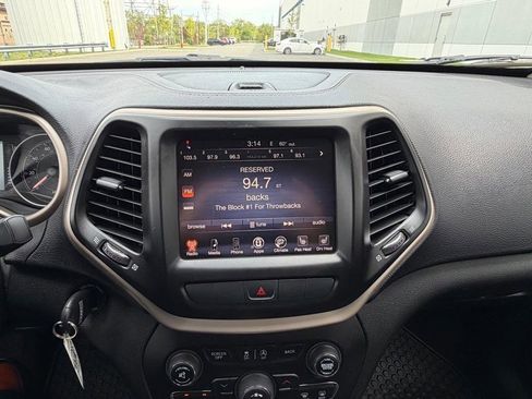 Used 2015 Jeep Cherokee Latitude w/ Cold Weather Group AWD/4WD image 33