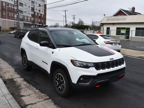 Used 2025 Jeep Compass Trailhawk image 4