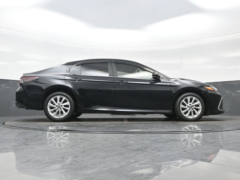 Used 2021 Toyota Camry LE image 29