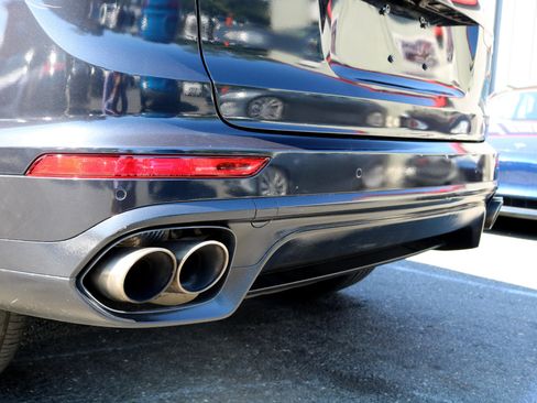 Used 2015 Porsche Cayenne S w/ Premium Package image 12