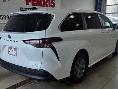 Used 2024 Toyota Sienna LE image 7