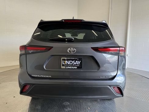 Used 2024 Toyota Highlander XLE AWD/4WD image 11
