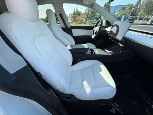 Used 2022 Tesla Model Y Long Range image 13