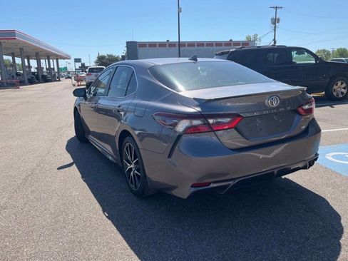 Used 2023 Toyota Camry SE FWD image 3