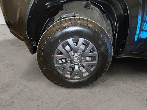 Used 2022 Toyota Tacoma SR5 w/ SR5 Appearance Package (SM) image 12