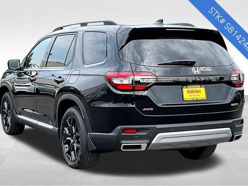 New 2025 Honda Pilot Touring image 3