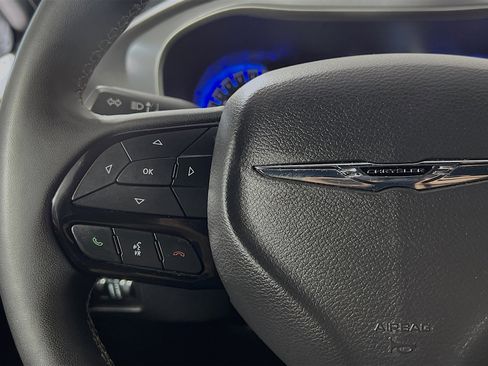 Used 2024 Chrysler Pacifica Touring FWD image 19