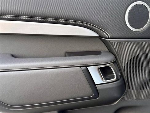 New 2025 Land Rover Discovery Dynamic SE image 11