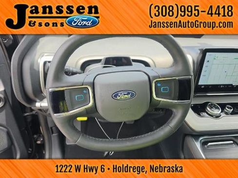 Used 2025 Ford Expedition Active AWD/4WD image 14
