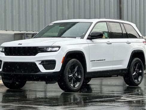 New 2025 Jeep Grand Cherokee Altitude image 8