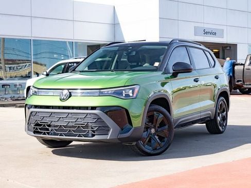 New 2026 Volkswagen Taos SE image 2