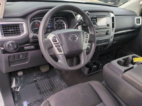 Used 2017 Nissan Titan SV image 24