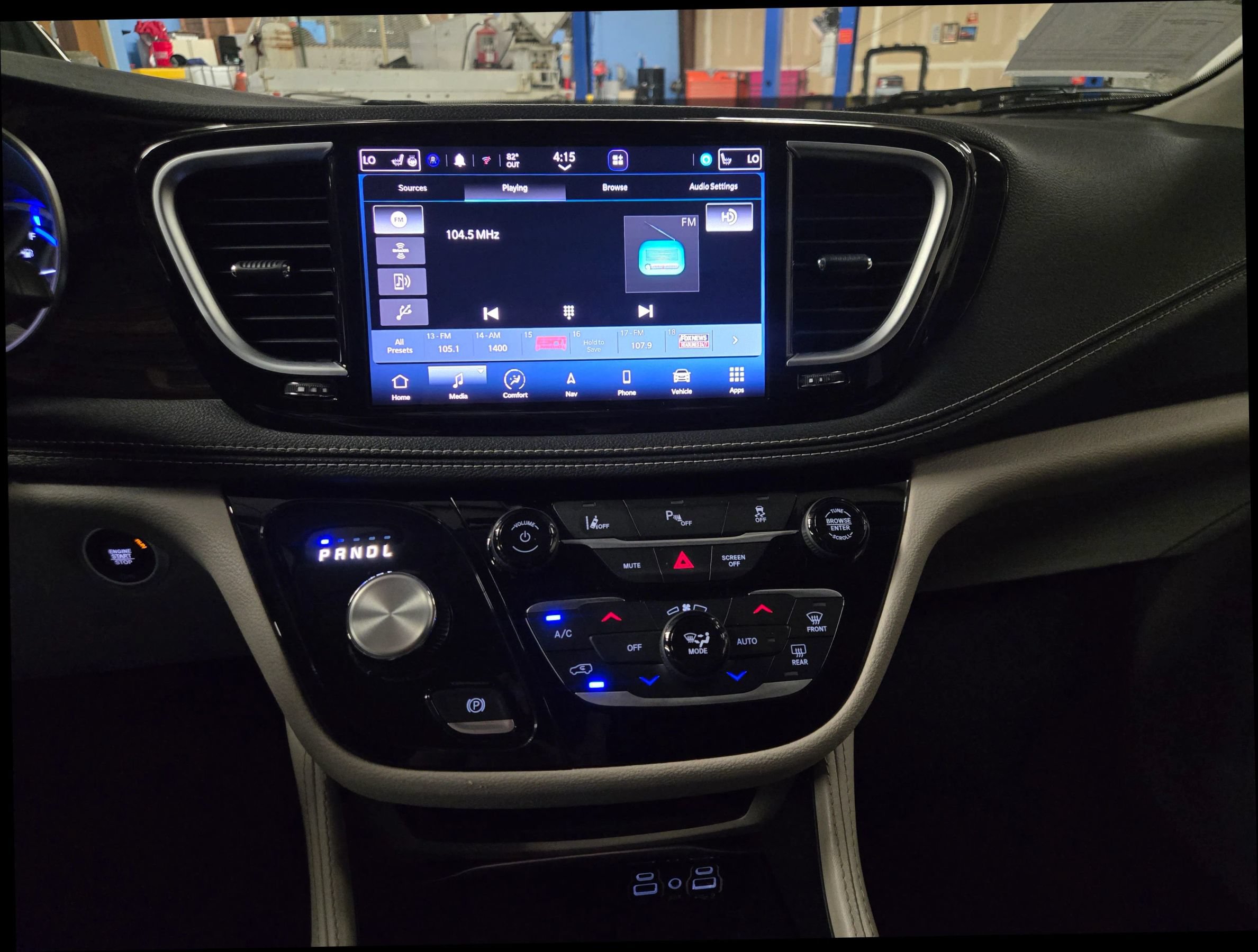 Used 2023 Chrysler Pacifica Limited FWD image 12