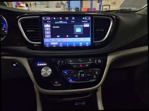 Used 2023 Chrysler Pacifica Limited FWD image 12