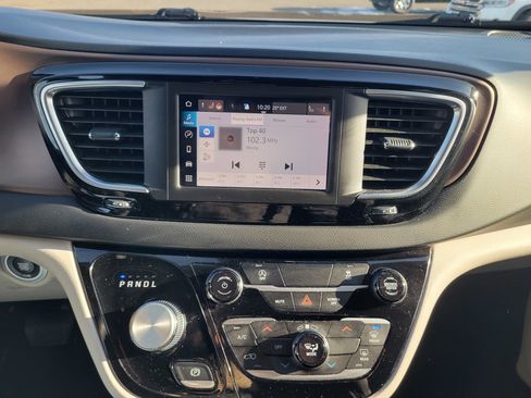 Used 2023 Chrysler Voyager LX image 23